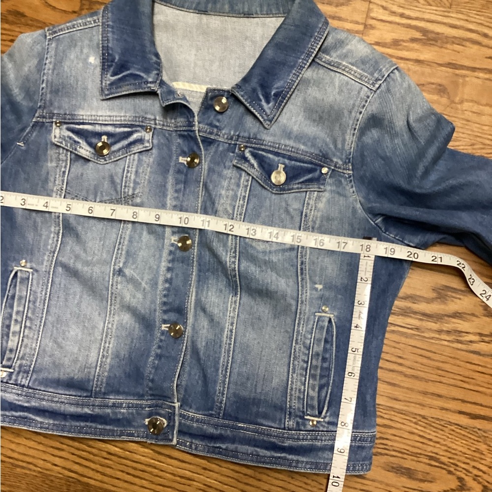 White House Black Market Cropped denim jacket. Size Small - Picture 6 of 6